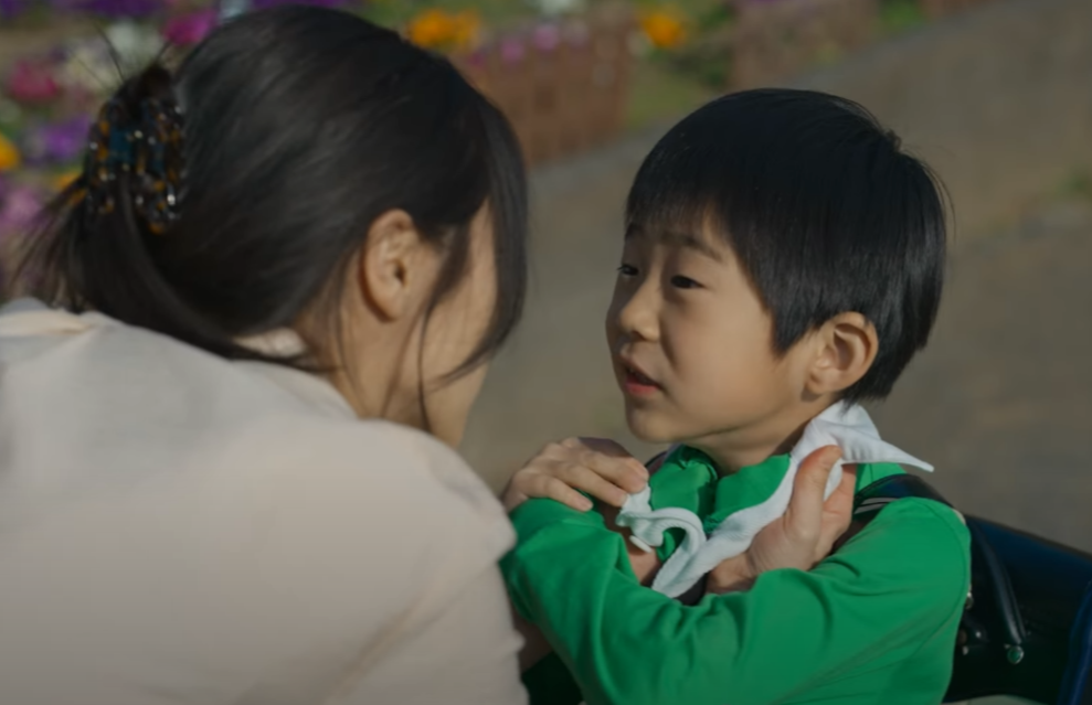 아이의멱살을잡고있는아리무라카스미