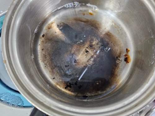 바닥이 검게 탄 냄비