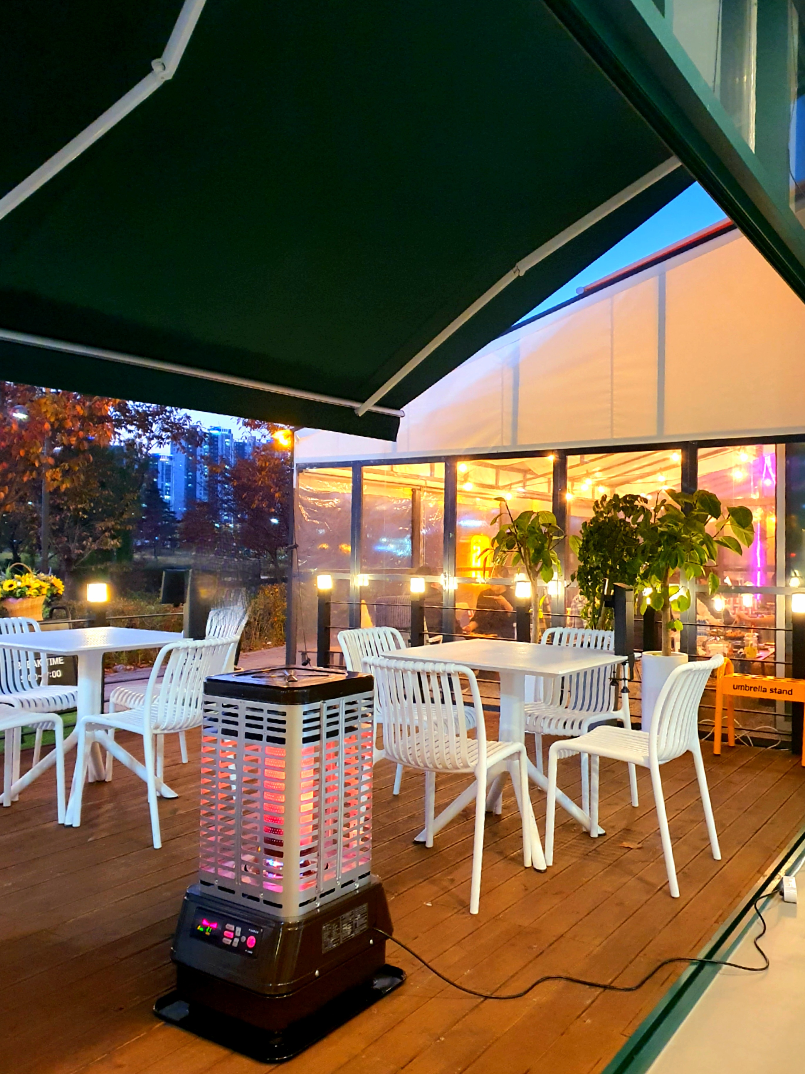 호수공원이-보이는-테이블도-있어요.