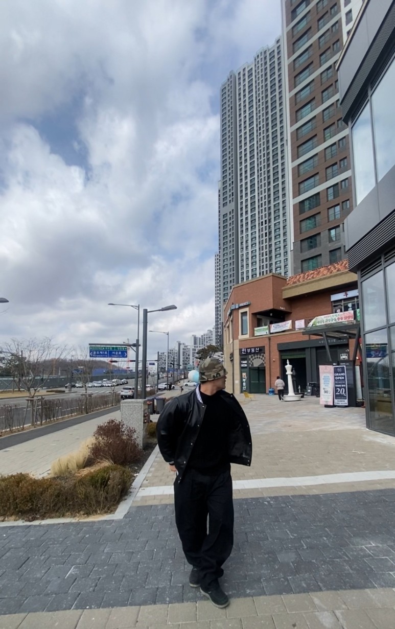 데일리룩(2024. 3. 2.) 엑스트라오디너리 카모 버킷햇 벙거지, 에이징씨씨씨 바시티 스타디움자켓, 무신사스탠다드 아란케이블 니트, 에러스익셉티드 데님팬츠, 나이키 킹맨 레더