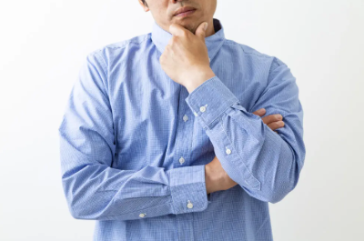 의아해하는 남성