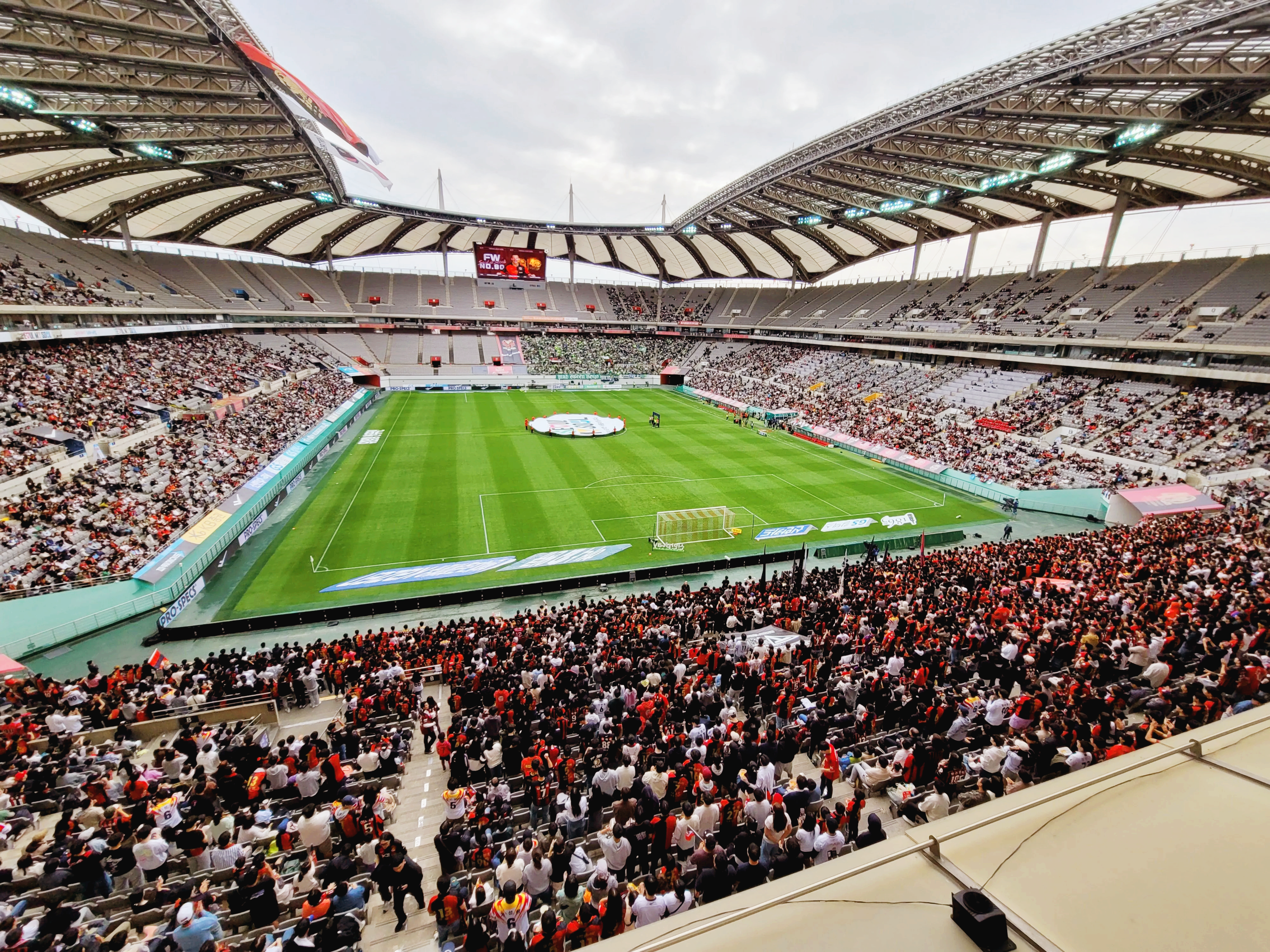 좌석의 아래쪽으로 FC서울 공식 응원단 '수호신'이 자리 잡고 있습니다.