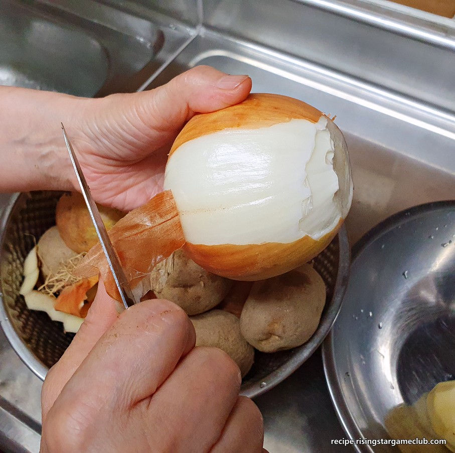 돼지고기 카레라이스에 들어갈 양파 껍질을 벗기는 사진