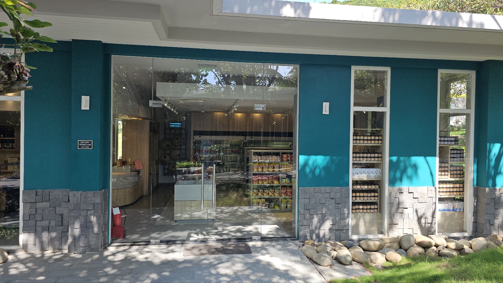 체크인 절차를 진행하며