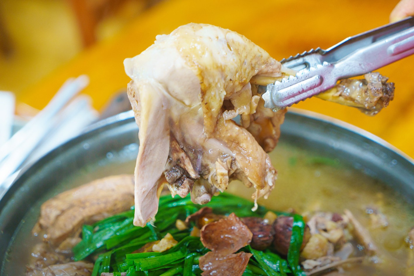 싸리나무집의 토종닭 요리는 일반 닭보다 쫄깃한 식감과 깊은 국물 맛이 특징