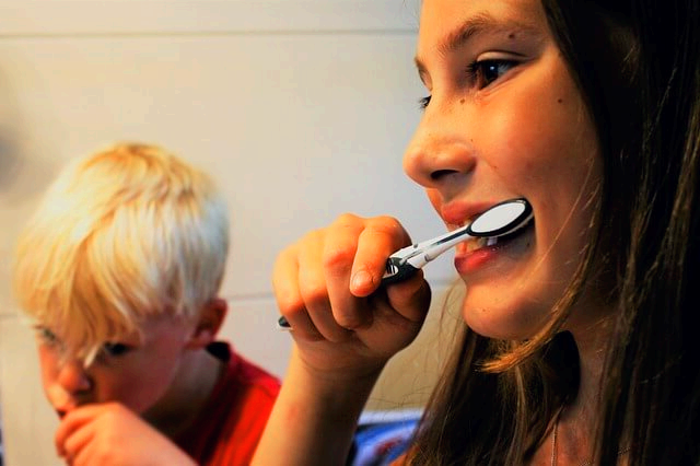 칫솔질하는 사람들