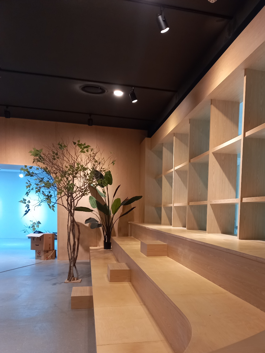 계단이놓여있는수납장