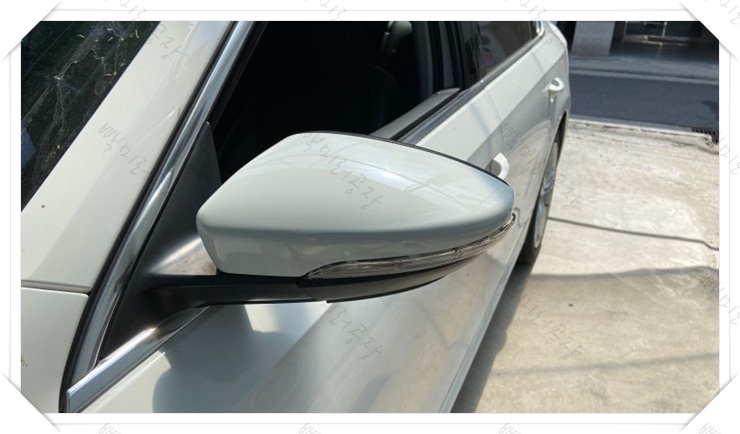 흰색상단커버 하단커버(깜박이포함) 속커버 거울 교체 후 파사트 차량의 수리 완료 사진