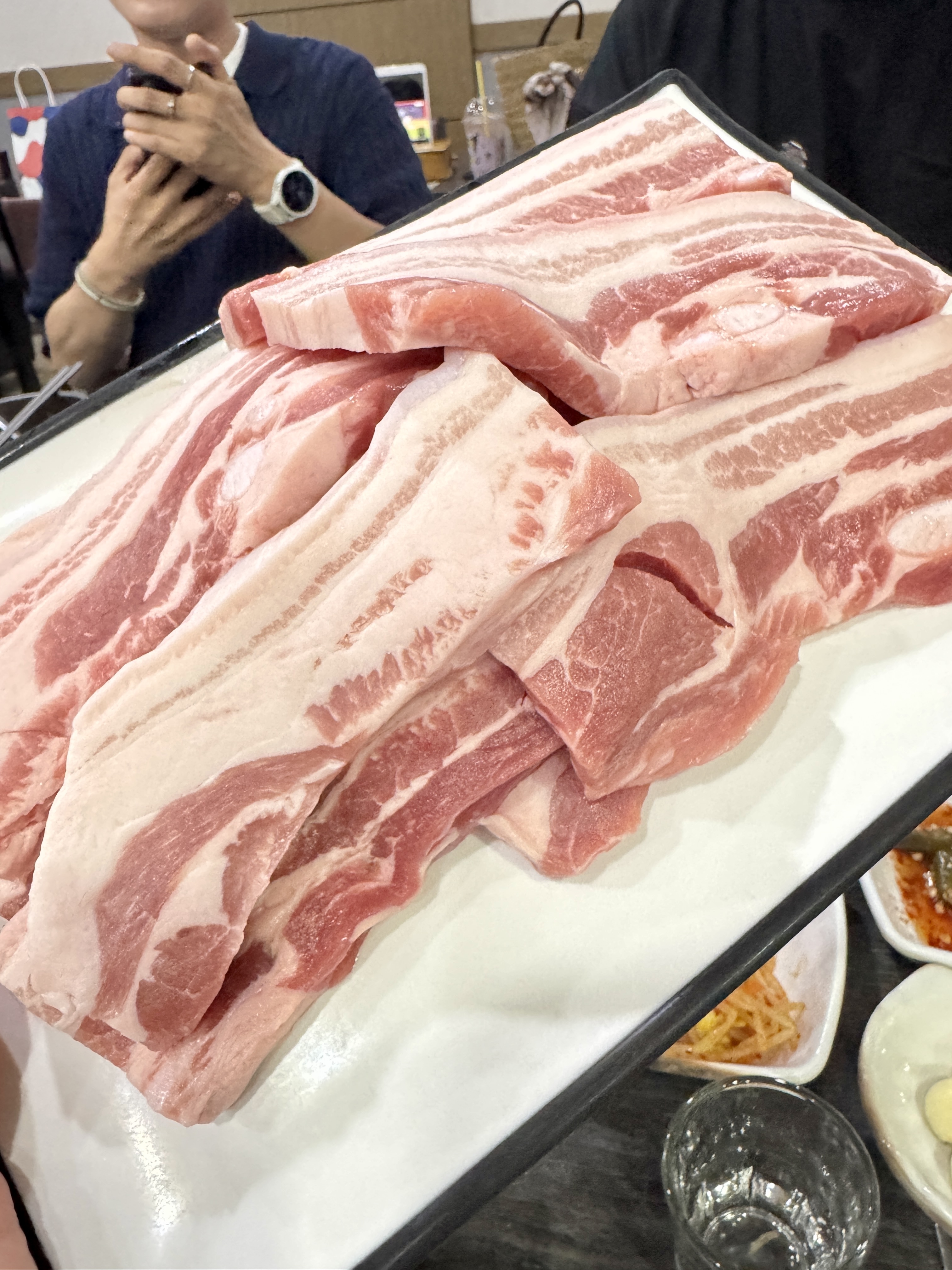 양재 우면동 제주집에서 제공되는 신선한 제주산 오겹살. 선홍빛의 마블링이 살아 있고 도톰하게 썰려 있다.