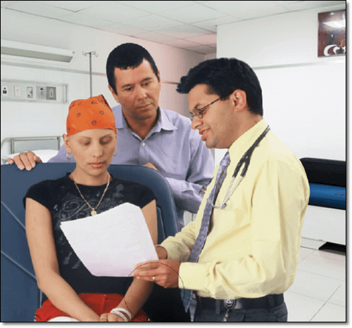 설명을 듣는 암 환자 가족