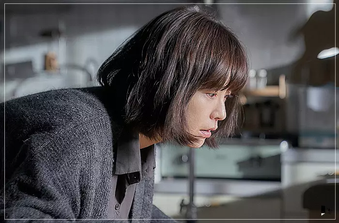 영화-잠-무언가를-보고-있는-수진