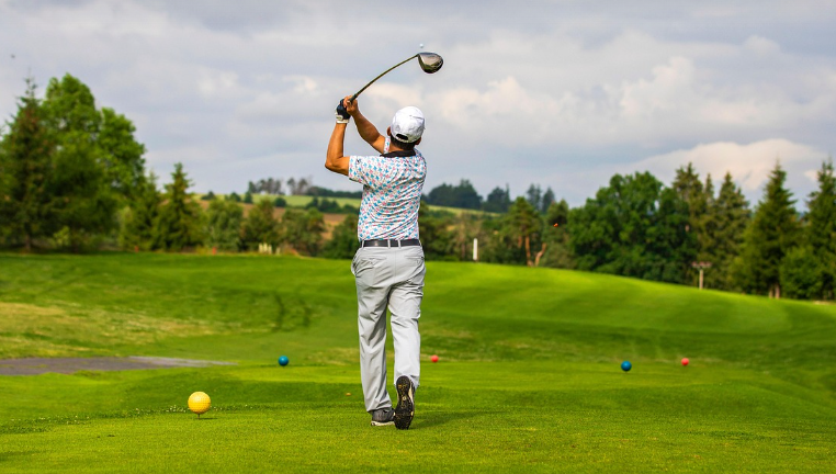 골프 치는 남자