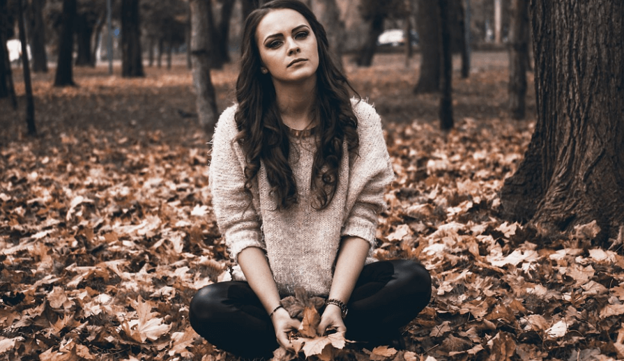 발등이 붓는 이유가 되는 스트레스를 받고 있는 여성