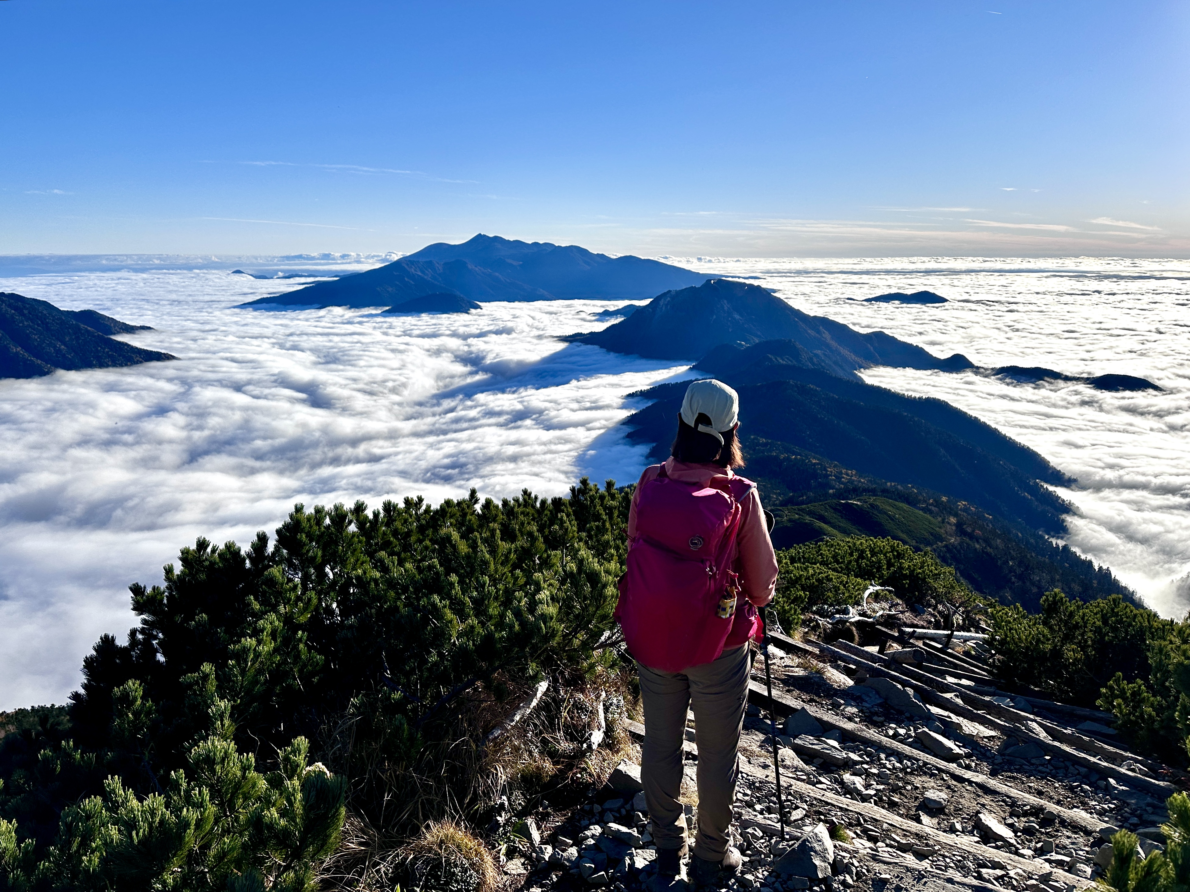 일본 북알프스의 니시호다카다케에서 바라본 풍경. 운해에 잠긴 봉우리가 섬처럼 보인다.