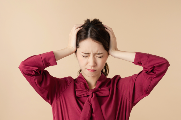 머리가 아픈 여성