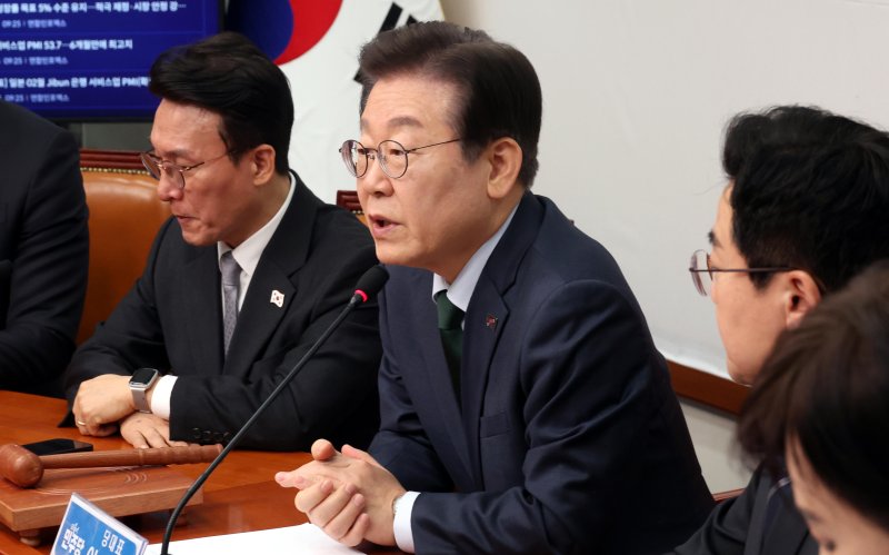 이재명 더불어민주당 대표가 5일 오전 서울 여의도 국회에서 열린 최고위원회의에서 발언을 하고 있다.