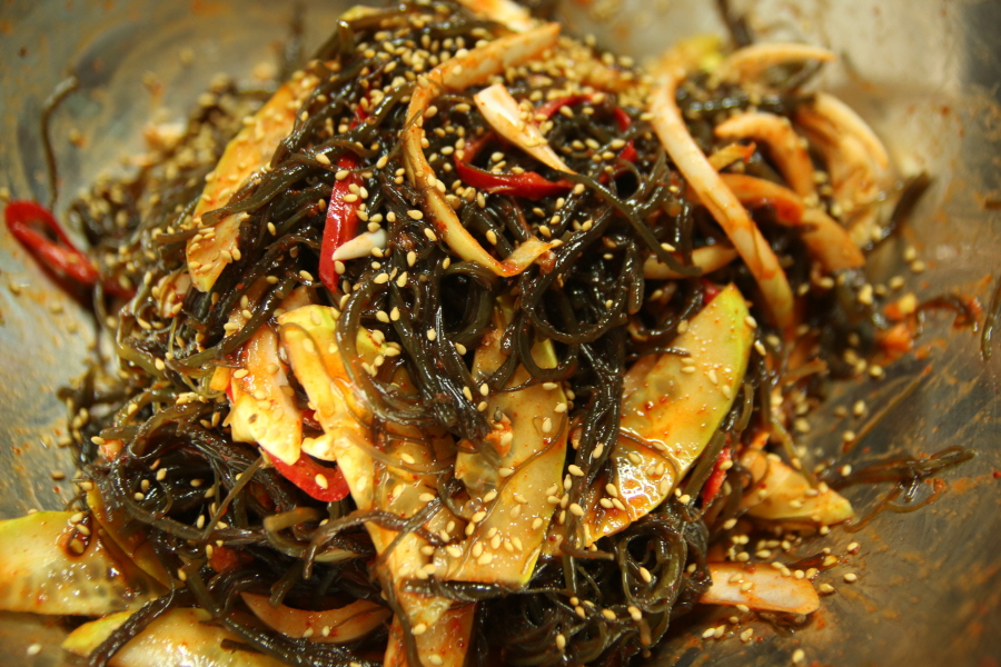 꼬시래기 무침 만드는 모습