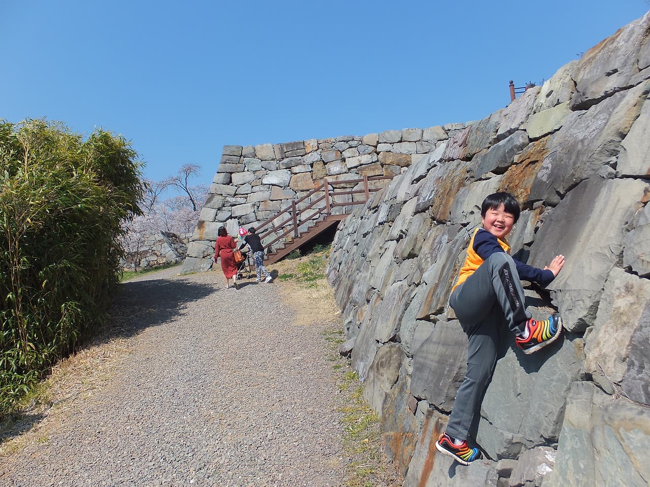 성을 기어 오르는 똘망이