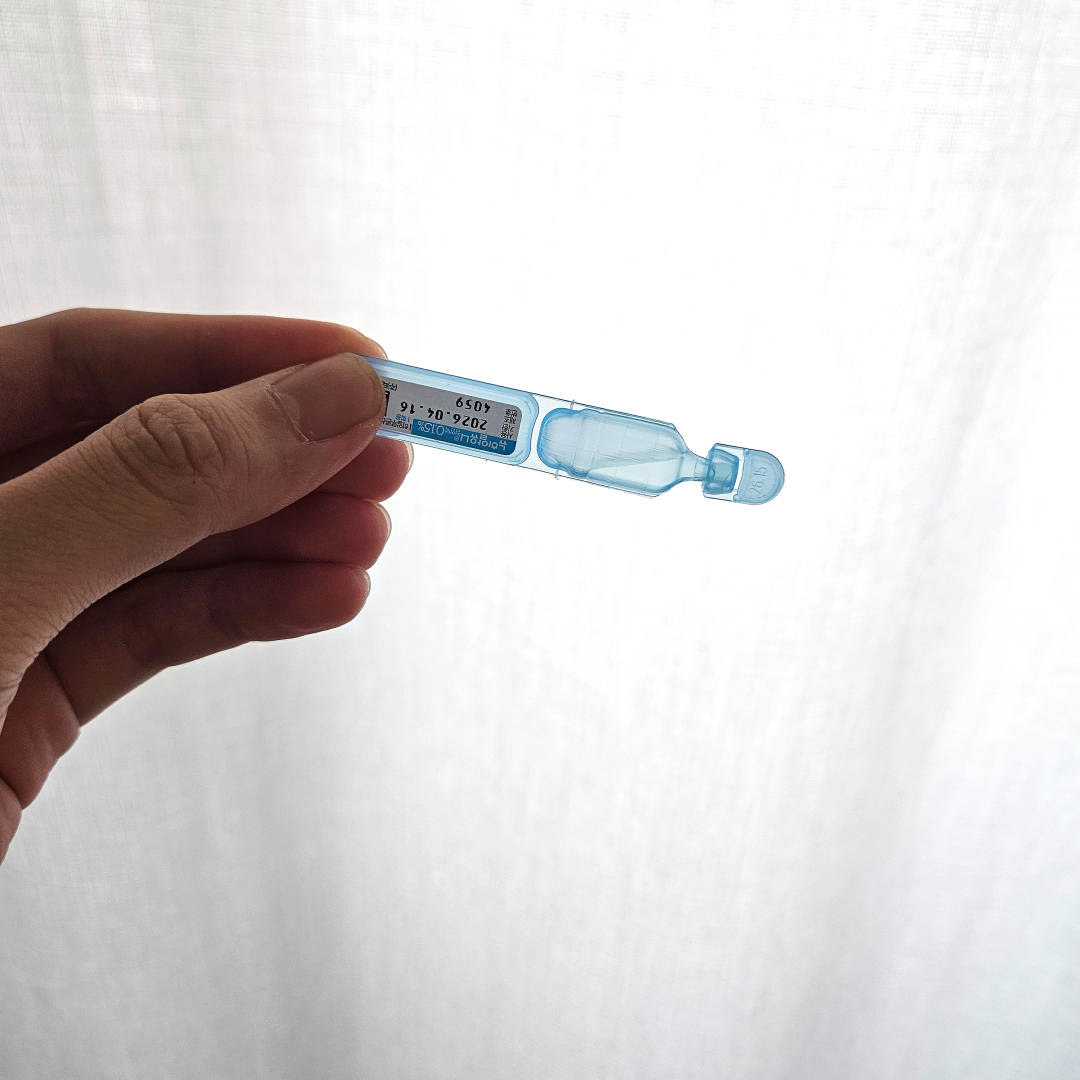 무방부제 인공눈물 1회용 제품을 손에 들고 있는 모습으로, 미세먼지 많은 날 눈 건강을 위한 제품 사용 장면