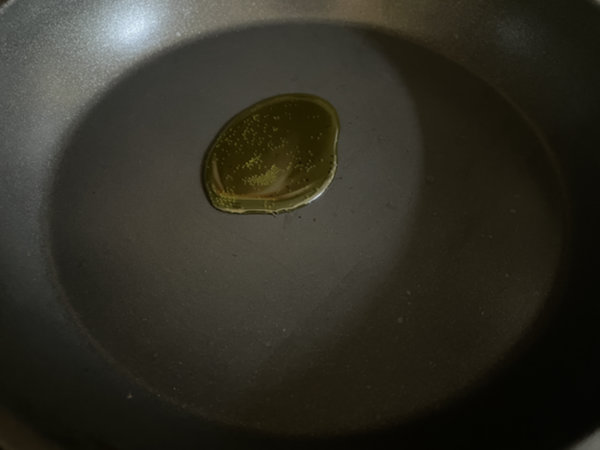 쑥갓 두부무침 - 프라이팬 달궈서 오일 조금만 붓기