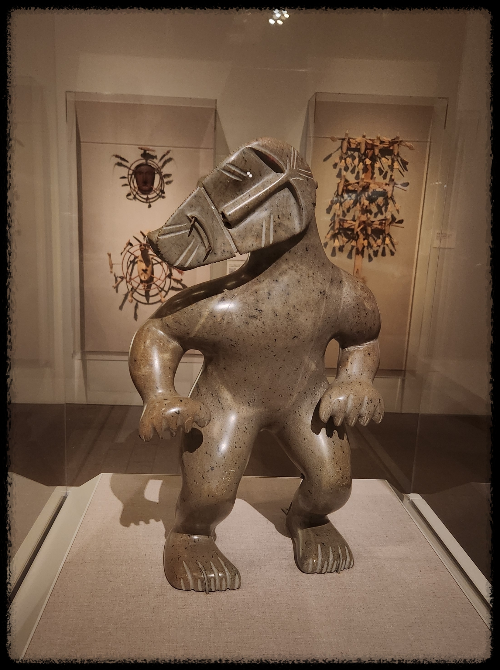 1991년 작품 데이비드 루벤 픽토쿤의 샤머니즘적 곰의 형상을 보여주는 이미지