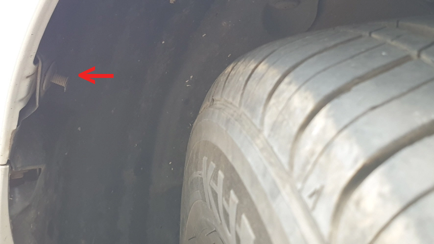 휠하우스 커버 고정 부품