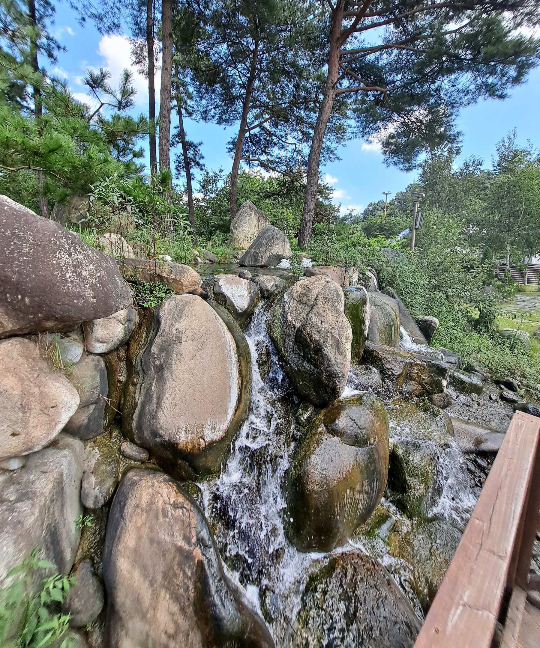 바위틈으로 흘러내리는 물