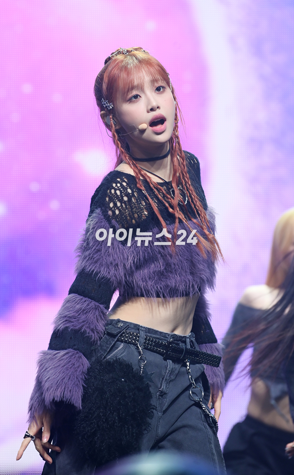 가수 츄가 18일 오후 서울 광진구 예스24라이브홀에서 열린 츄(CHUU) 첫 번째 미니앨범 &#39;하울&#39; 발매 기념 쇼케이스에서 타이틀곡 &#39;하울&#39; 무대를 선보이고 있다. [사진=정소희 기자]