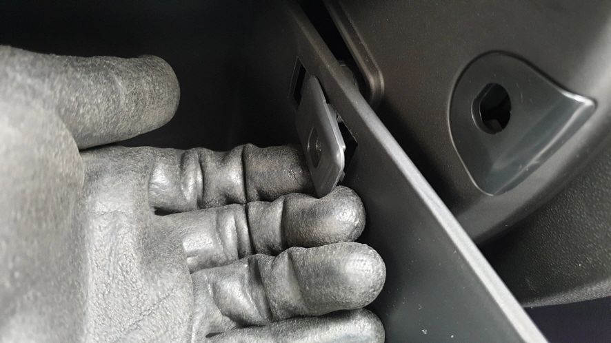 글로브박스 고정 부품 빼는 모습