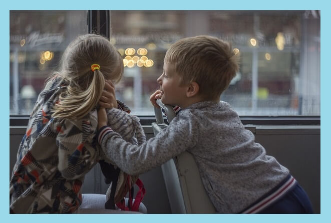 버스-앉아있는-아이들