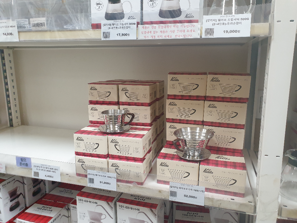 박스 및 진열품 드리퍼가 쌓여있다. 위에는 서버도 살짝 보인다.