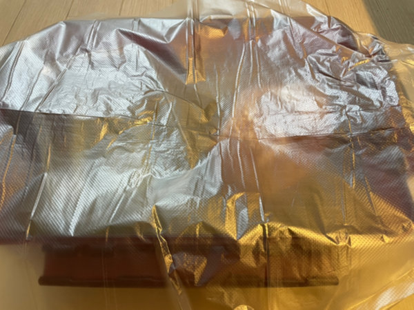 오이지 김치통 위에 위생 비닐 한 장 덮고, 뚜껑 덮기