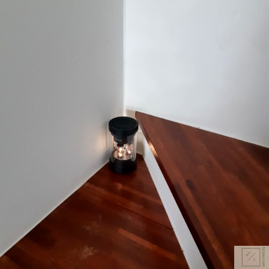 스피커가 계단에 놓여 있습니다.