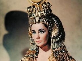 화려하게 치장한 여왕