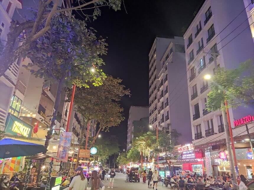 다낭 젠 로터스 호텔 앞 안트엉 여행자 거리의 활기찬 상점과 풍경