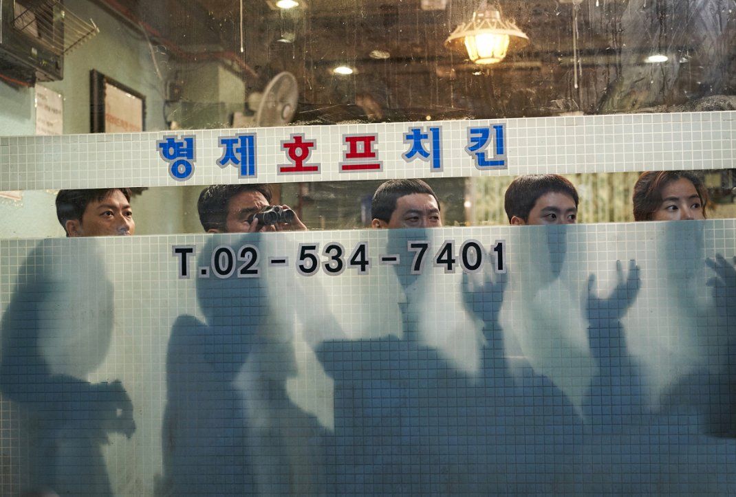 극한직업 스틸컷 이무배 조직원들의 본거지 근처 치킨집에서 잠복수사 중인 마약수사팀