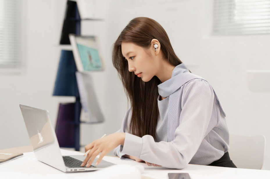 링크버즈를 착용한 직장인