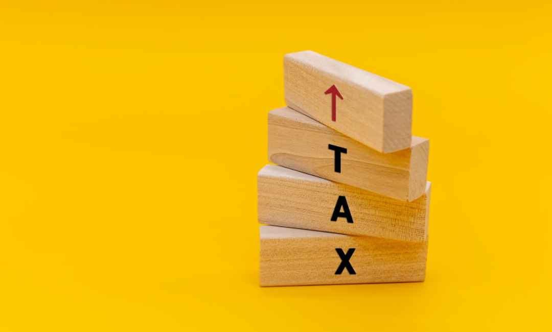나무조각에 tax라고 적혀있다.