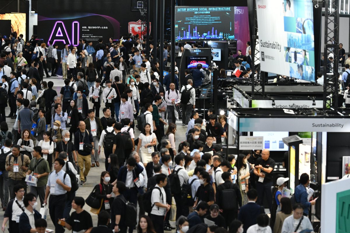 CEATEC 2024 전시장에서 AI 간판 아래 관람객이 가득 모인 모습