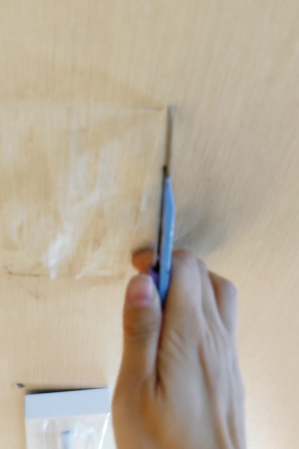 천장에 풀칠한 벽지를 붙인후 칼로 직선으로 잘라줌