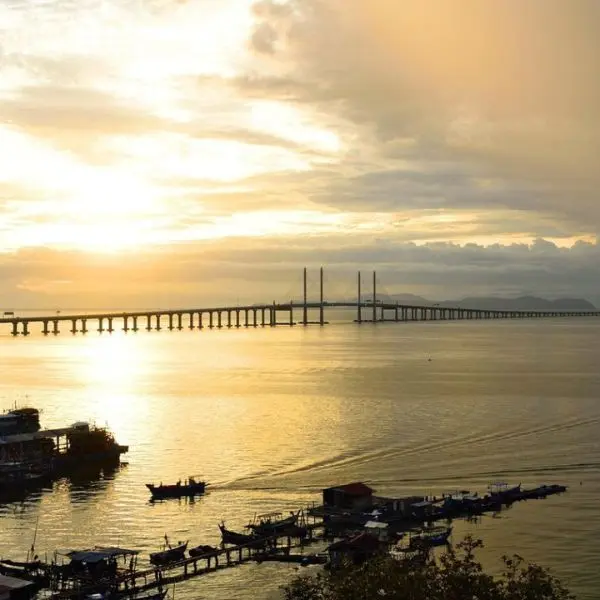 Sunset in Penang with palm trees - symbolizing retirement lifestyle in Malaysia in 2025