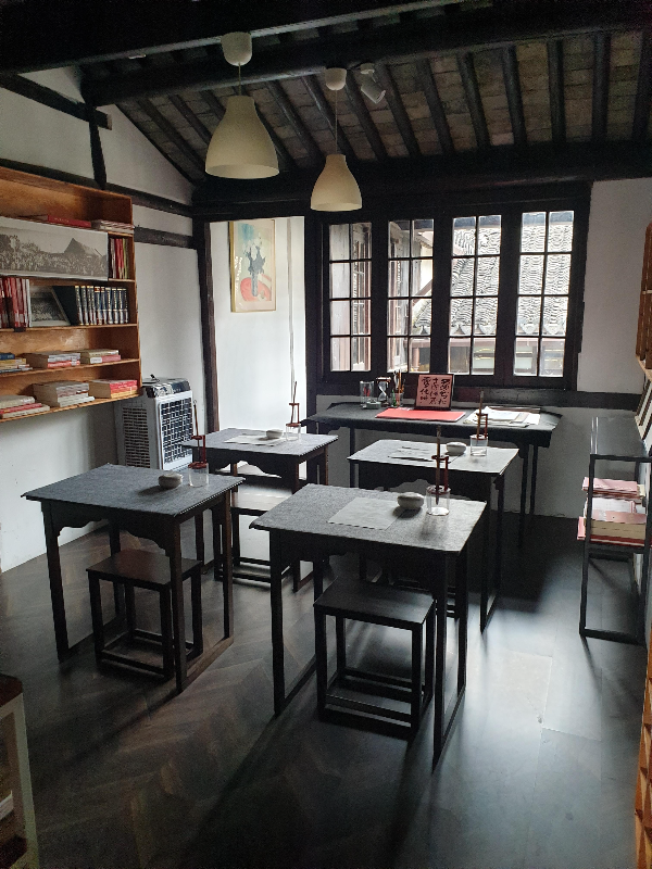 붓 글씨를 쓸 수 있는 도구들이 책상 위에 올려져 있다.