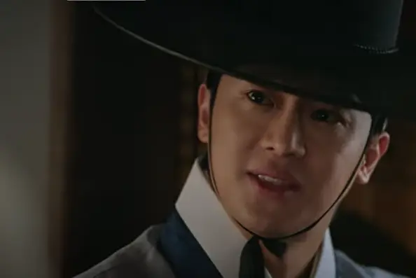 세작-
어두운 밤 검은색 한복을 입고 갓을 쓴채 뒤를 바라보는 김명하