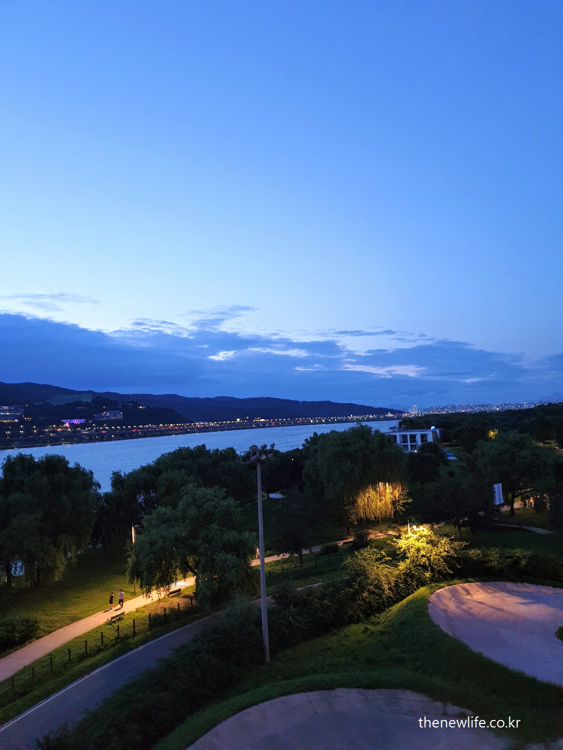 Peaceful evening walk along the Han River—an image symbolizing why walking is essential for weight loss and healthy living./살을 빼야 하는 이유를 보여주는 한강 저녁 산책길 풍경, 걷기 운동의 중요성을 상징하는 장면.