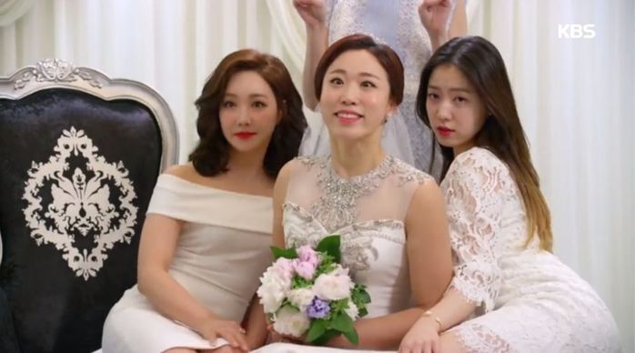 신부-결혼식에-흰색-원피스를-입고-온-사람-'아빠가-이상해'-참고