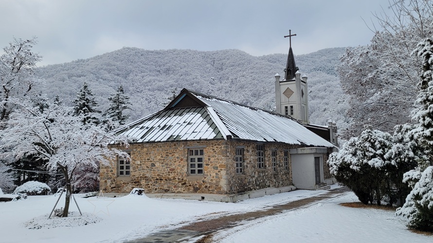 안성 미리내 성 요셉 성당 본당 설경 사진