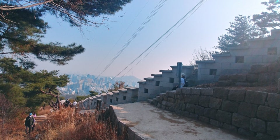 인왕산 성곽길에서 바라본 서울 도심 전경|역사와 자연이 어우러진 도심 속 트레킹 코스