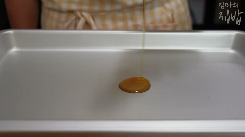 쟁반에 참기름을 따르는 장면