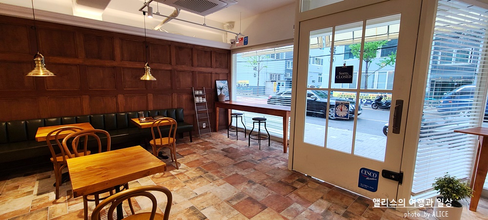 부산 광안 카페, 스누피 핫 케이크에 딸기라테 - 유럽 가정집 같이 따뜻한 분위기, 브런치 맛있는 카페