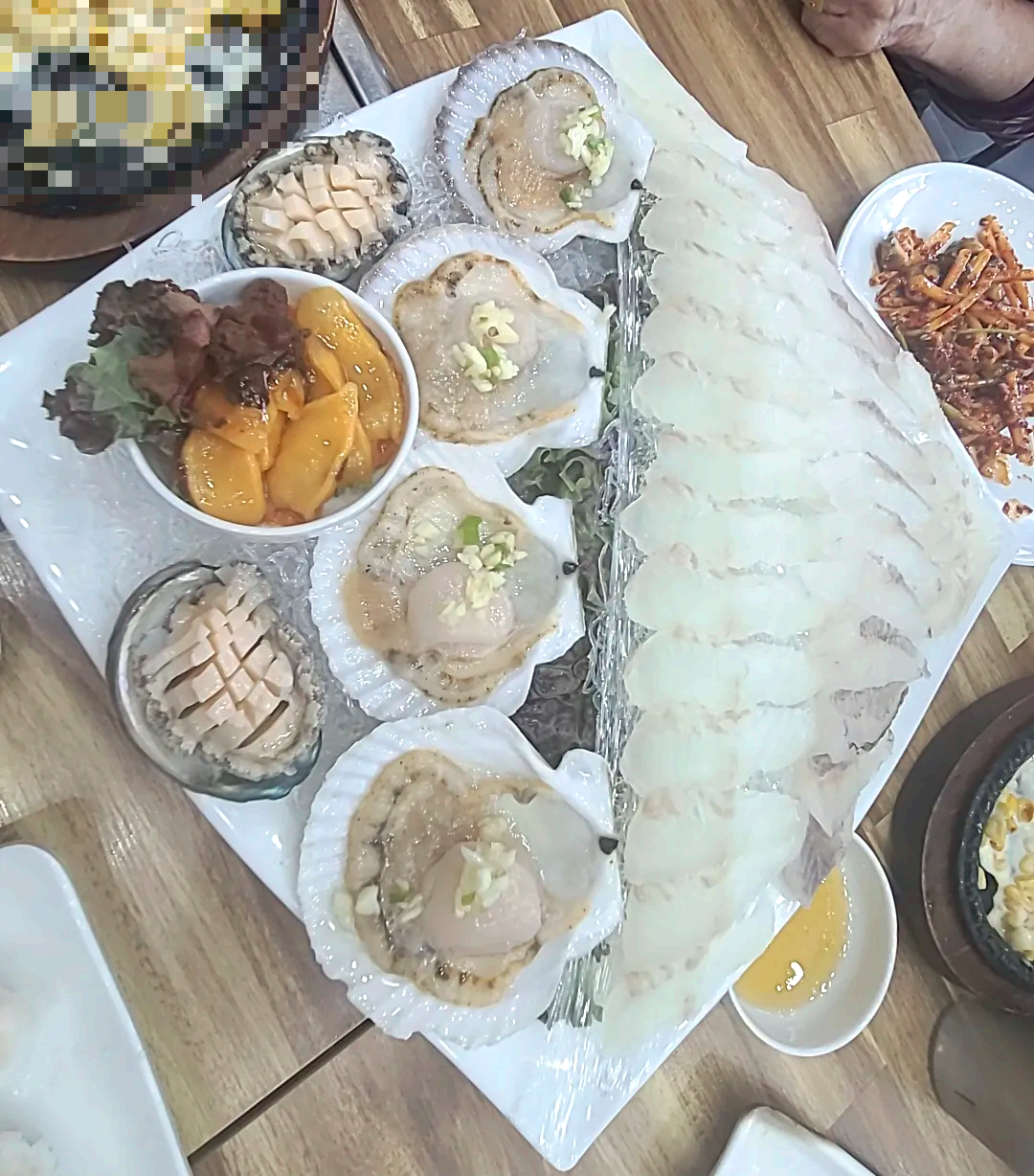 회모듬-우럭-광어-가리비-멍게-전복이-한접시에-담겨있음